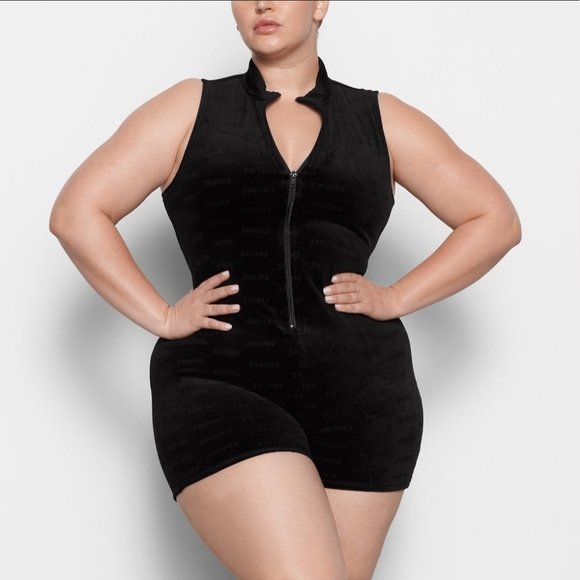 SKIMS LOGO VELOUR SHORT ONESIE | ONYX/ S/ NWT - Picture 4 of 14